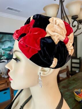 Vintage 1940’s Regenstein’s Black & Red Velvet Bows Turban Hat. Gorgeous 22